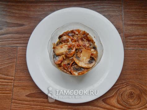Салат «Красная шапочка» с помидорами и грибами — рецепт с фото пошагово