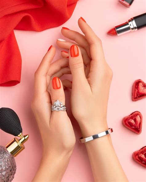 Manos de mujer con manicura roja sobre fondo rosa diseño de uñas del ...