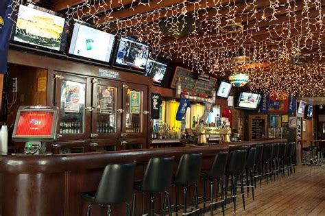 Dive Bar Pub Crawl at Lottie's Pub | Chicago Food Magazine