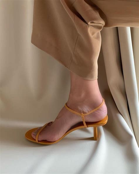 Что купить: ободок, мягкий клатч и босоножки | Zapatos