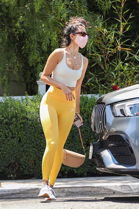 Eiza González luce atuendo braless en Beverly Hills