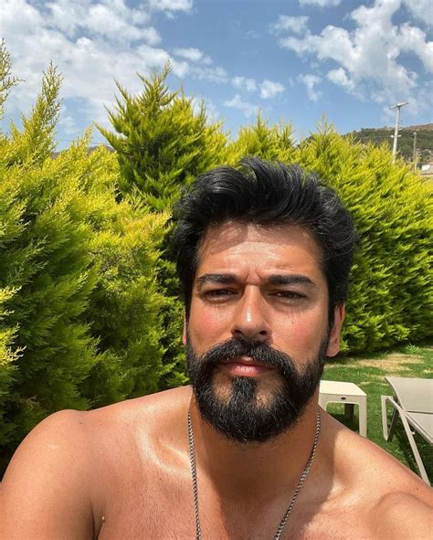 Burak Özçivit on Instagram: “☀️ 🐚🏖” | Hombres guapos, Hombres, Actores