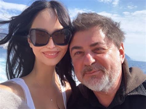 Молодая жена Александра Цекало подразнила подписчиков пышными формами в ...