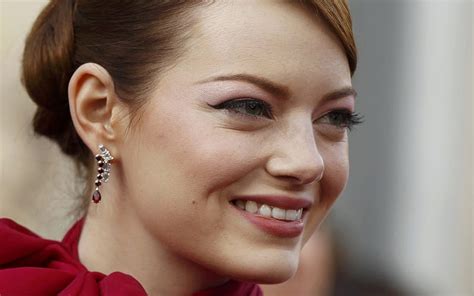 Celebrities With Attached Earlobes