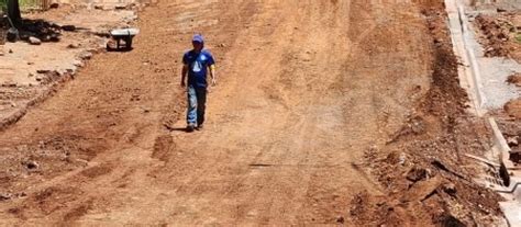 Rua Gustavo Campa - Guias e sarjetas começam a ser construídas na Rua Gustavo Campanha ...