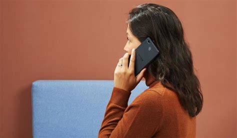 menggunakan telepon rumah