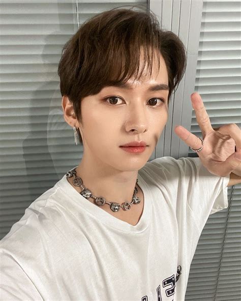Stray Kids on Instagram: "뮤직~뱅크!😸 #리노는기여어 #소리꾼" in 2024 | Lee know ...