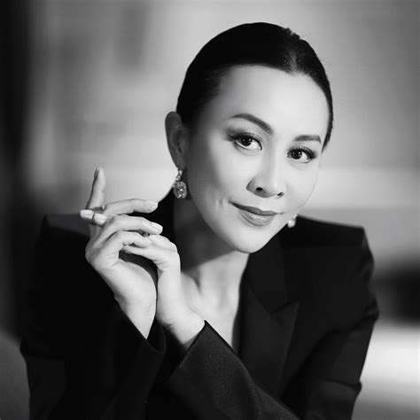 Lưu Gia Linh 58 tuổi chạy dưới mưa lớn, khoe vẻ đẹp tự nhiên khi không