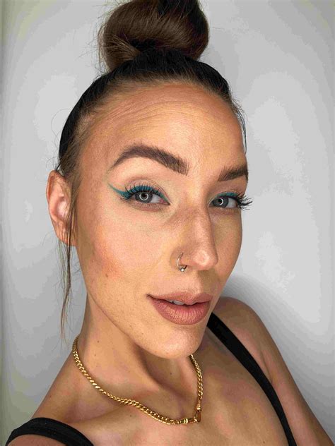 4 Graphic Eyeliner Looks to Look Stunning Year-Round – Urban Decay