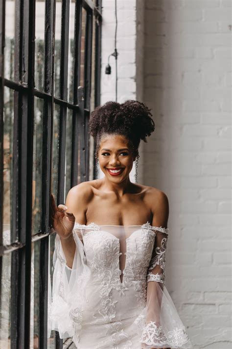 How to Style Your Hair Based on the Wedding Gown Neckline
