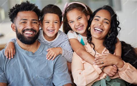 Família Unida Desenho De Familia Para Colorir - Retrato feliz e família relaxam em casa e afeição com tempo de ...