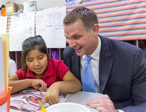 HISD hopes volunteer initiative will help kids read