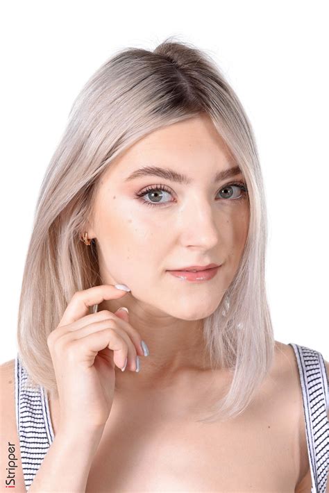 Eva Elfie Overawes flash virtual stripper – Naked porn dance of