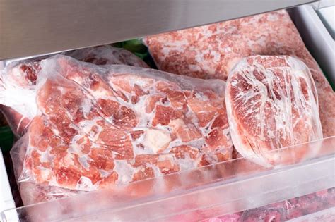 Готовая замороженная еда в таре в холодильнике. замороженные продукты в ...