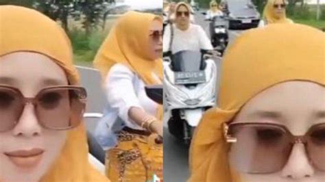 viral video puluhan emak emak jilbab kuning konvoi  helm  jalan