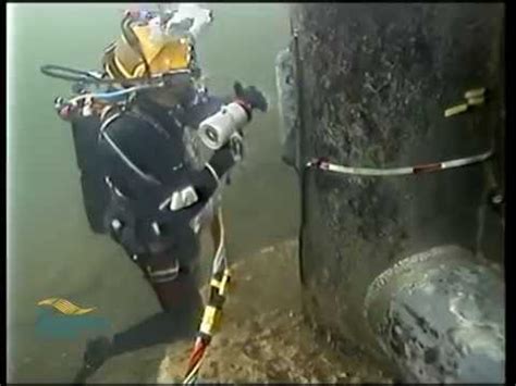 Commercial air divers carrying out underwater inspection (NDT) - YouTube