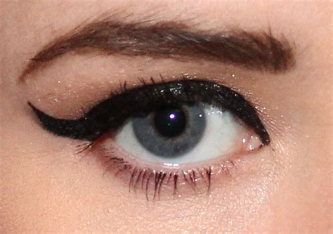 making  fierce cat eye  lash curl
