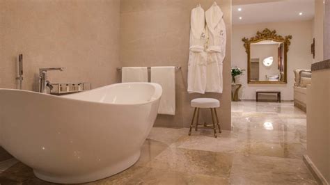 deluxe-suite-bathroom