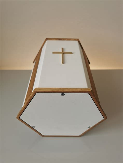 Experts explain the materials used in a modern urn urn 30