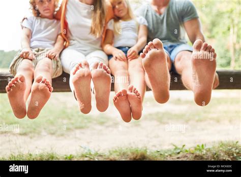 kids living barefoot