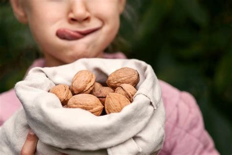Орехи детям: с какого возраста можно давать ребенку | Nutrilak