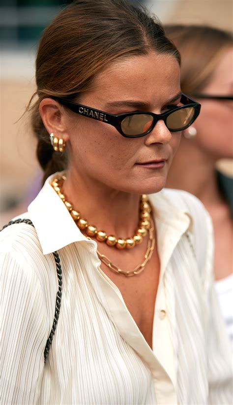 chunky gold necklaces  falls biggest jewelry trend   wear