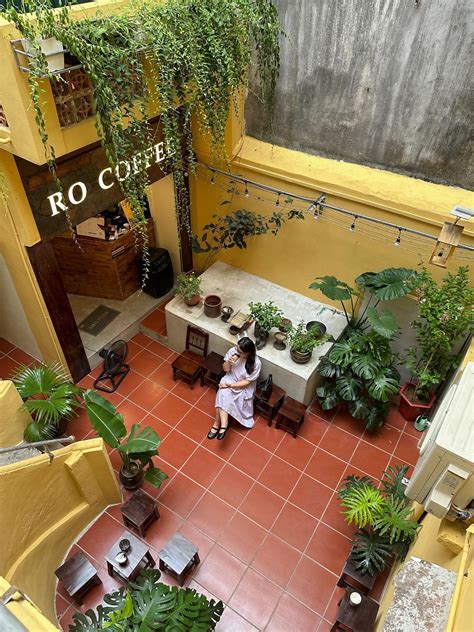 Chắc do quán cafe này trên phố cổ với mặt tiền hơi bé nên vắng khách ...