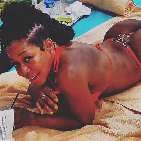 Lembra dela? Atriz de 'Everybody Hates Chris' posa com biquíni
