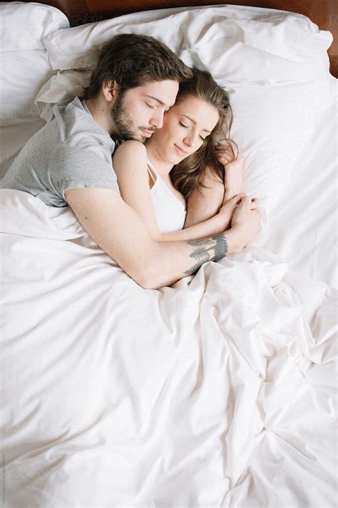 Afbeeldingsresultaat voor hug couple | Couple sleeping, Romantic