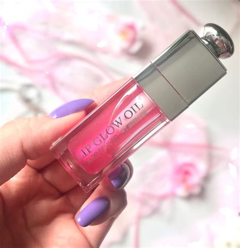 Сочные губы готовые к поцелуям вместе с маслом Dior Addict Lip Glow Oil ...