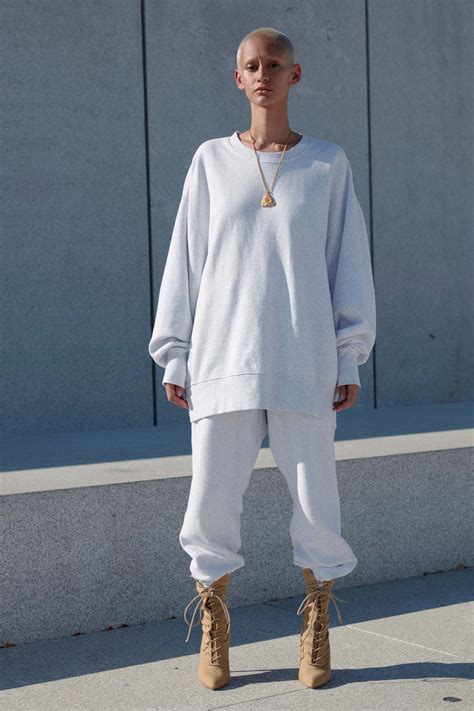 Coleção // YEEZY, Nova York, Verão 2017 RTW // Foto 6 // Desfiles // FFW
