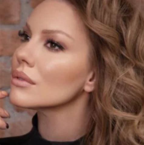 Божана Филипова се носи на крилете на любовта с много по-млад левент ...