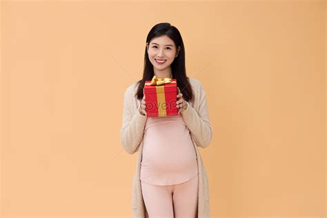 선물을 받는 젊은 아름다운 엄마 사진 무료 다운로드 - Lovepik