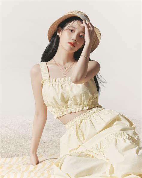 아이유, 여리여리 쇄골 라인 드러내고 블링블링한 여신미