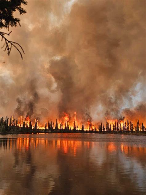 Des feux de forêt forcent la fermeture de la route 389 - Le Manic