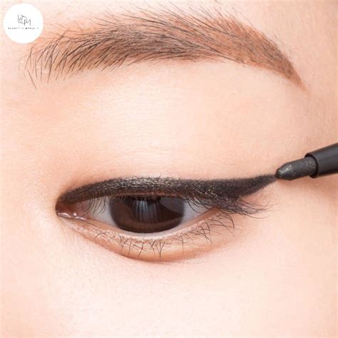 Hướng Dẫn Vẽ Eyeliner Đẹp, Đơn Giản Cho Người Mới - B.O.M