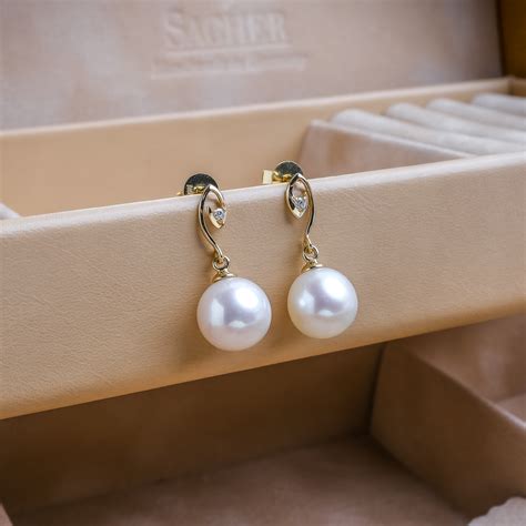 Обеци 18K злато с 8.5мм бели перли и 2 диаманта - YUNO Pearls