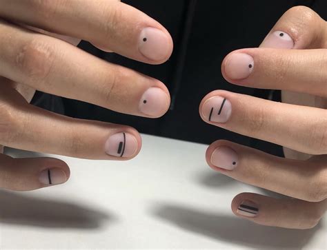 minimalist nail art 6