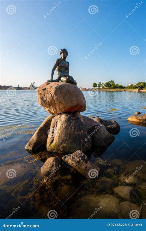 Piccola Statua Della Sirena a Copenhaghen Danimarca Fotografia Stock ...