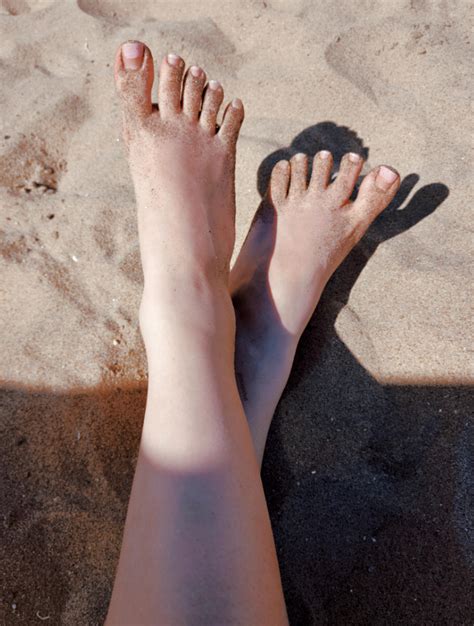 some sand was left on my toes : r/VerifiedFeet