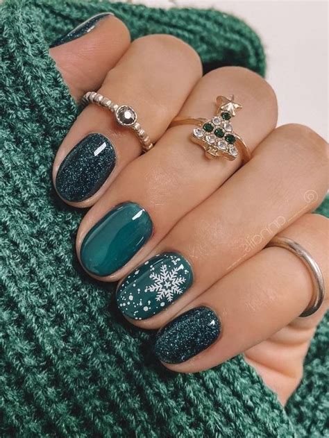 45+ Pretty Snowflake Nails to Try This Winter | Xmas nails, Nail colors ...