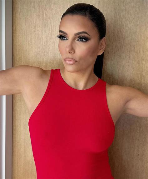 Η Eva Longoria μάς δείχνει πώς θα ντυθούμε από την κορυφή ως τα νύχια 