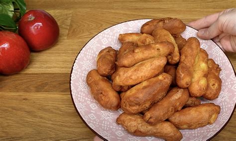 Стол выпечки из одного яблока и одного яйца. Яблочные пончики подаем к ...