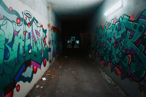 Man In Alley : r/pics