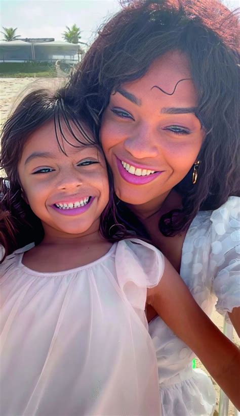 'Ela me ensina todos os dias', diz atriz Juliana Alves sobre a filha