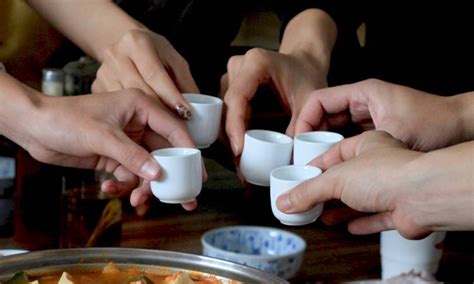 top  hinh anh tay cam chen ruou dep nhat dung lam avatar hinh nen