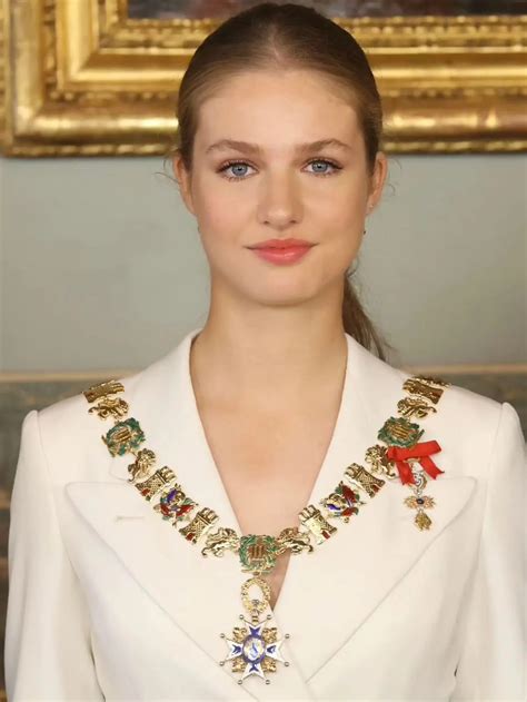 Gaya Chic Elegan Putri Leonor Saat Ucap Sumpah Setia di Usia 18 Tahun