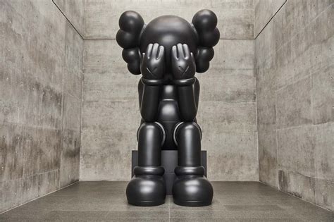 Kaws | Инсталляции > Арт | Sgustok Magazine™