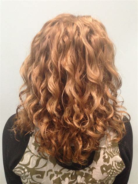 A step-by-step tutorial for easy curly hairstyles