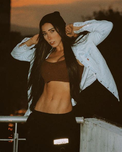 Danik Michell Pictures in an Infinite Scroll - 10 Pictures